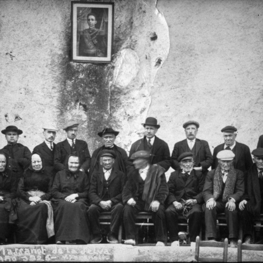 Festa d'homenatge a la vellesa l'any 1925. Les autoritats de la vila i a davant els avis homenatjats. Al fons presidia un retrat del rei Alfons XIII