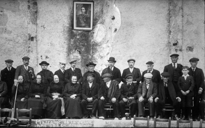 Festa d'homenatge a la vellesa l'any 1925. Les autoritats de la vila i a davant els avis homenatjats. Al fons presidia un retrat del rei Alfons XIII