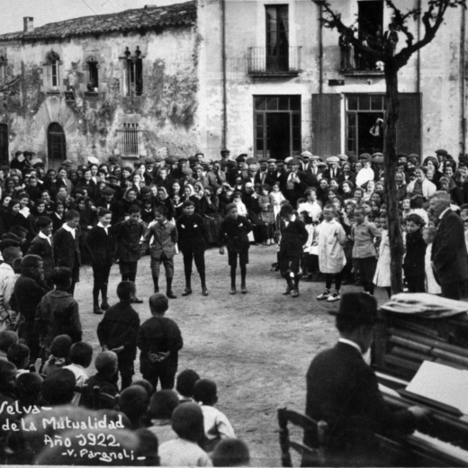 Festa de la mutualitat l'any 1922. Els nois executen la dansa 