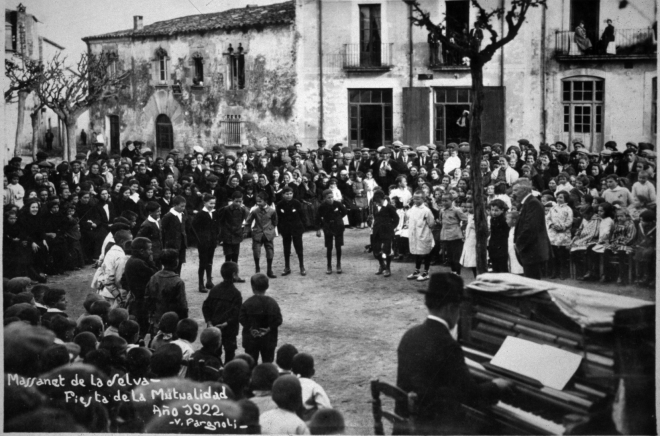 Festa de la mutualitat l'any 1922. Els nois executen la dansa 