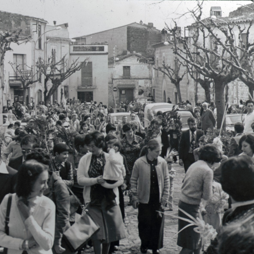 Processó del Ram entrant a l'Església l'any 1978. Josep Bancells, Montserrat Serra, M Carme Rossell amb el seu fill Marc , Maria Barrera i Carme Mateu entre altres.