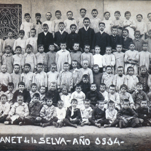 Grup escolar fotografiat davant de Can Trinxeria, de l'escola de nois amb el mestre el Sr. Pere Cantenys.