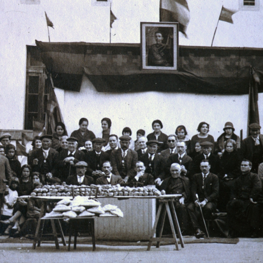 Vista general de la fatxada dels col·legis de Maçanet a la festa de l'arbre de l'any 1925