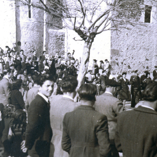 Celebrant la Festa de Sant Antoni el gener de 1957 amb la ballada de sardanes a la plaça. Entre els balladors hi podem veure a Narcís Vila, Francesc, Saturni Costa, Alfons Soms, Llinàs, Martí Rossell,...