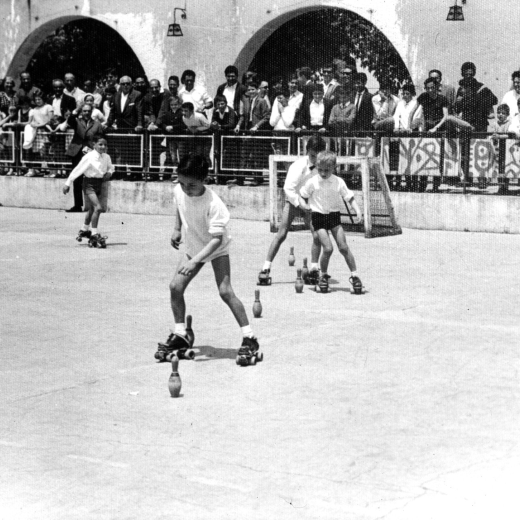 Jocs infantils a la Pista Jardi per la Festa Major. Entre els petits patinadors es poden veure a Ernest Colomà, Josep Pons i Jacobo Mesa.