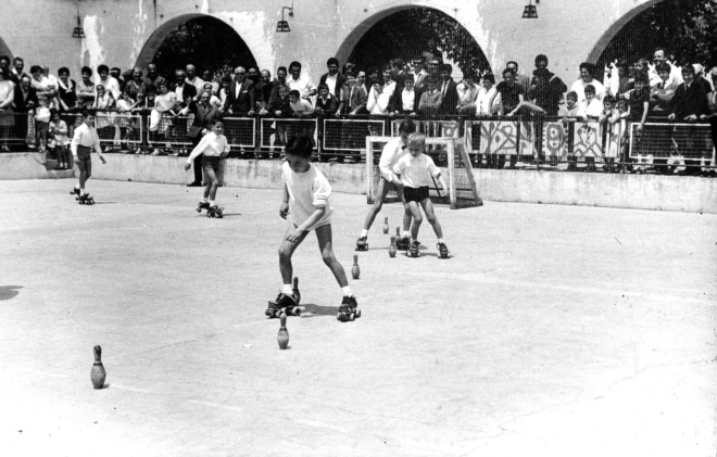 Jocs infantils a la Pista Jardi per la Festa Major. Entre els petits patinadors es poden veure a Ernest Colomà, Josep Pons i Jacobo Mesa.