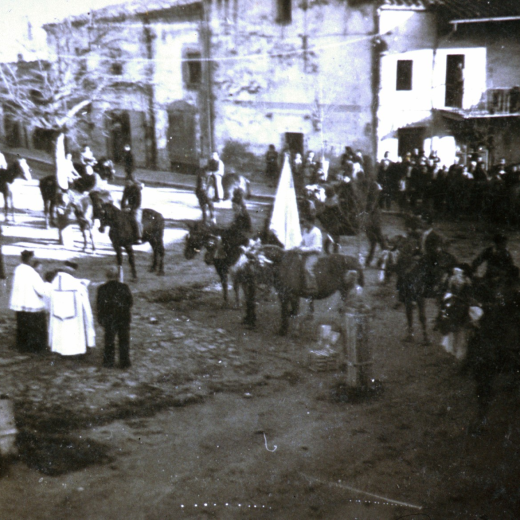 Benedicció de cavalls per Sant Antoni Abad a la plaça de l'Església el 1952. El Sr. rector Mn Josep Planells i el de Martorell Mn Narcís Taberner a la benedicció