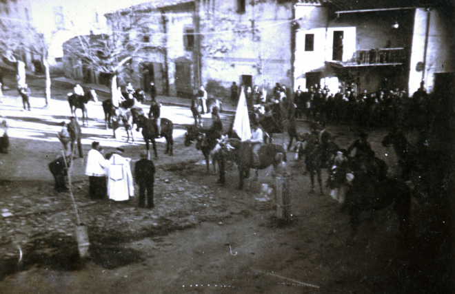 Benedicció de cavalls per Sant Antoni Abad a la plaça de l'Església el 1952. El Sr. rector Mn Josep Planells i el de Martorell Mn Narcís Taberner a la benedicció