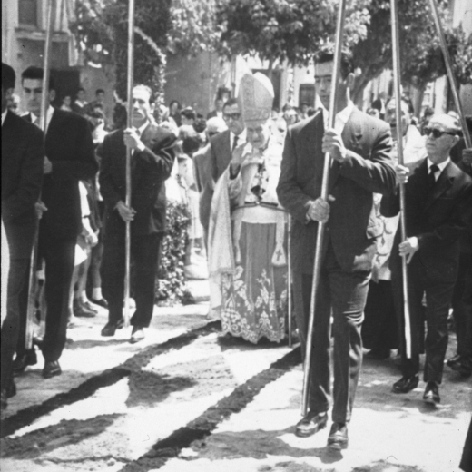 Arribada del Bisbe Dr. Josep Cartañà essent rector Mn Francesc Berga en visita pastoral. Entre els portadors del 