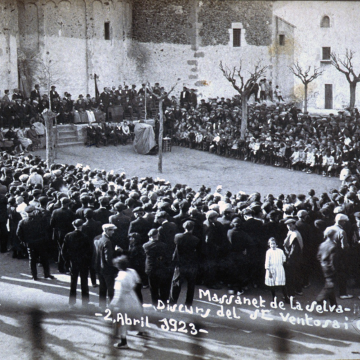 Festa de l'arbre i de la vellesa a la plaça l'any 1923. Discurs del diputat Sr. Ventosa i Calvell de la lliga regionalista catalana.