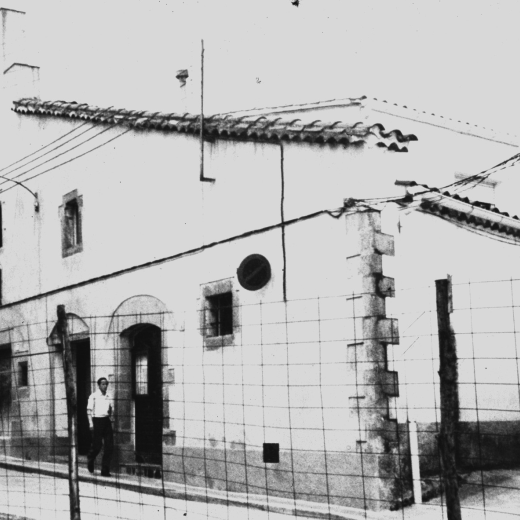 Vista del conjunt de la Capella de Sant Sebastià i l'antic hospital, avui tot restaurat com a instal·lacions municipals i complint diversos serveis.
