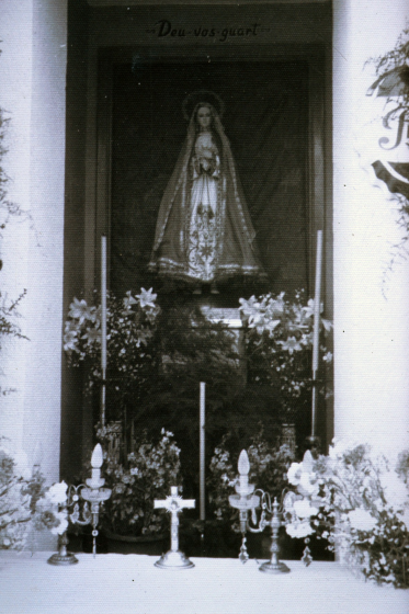 Altar amb la imatge de nostra Sra dels Dolors instal·lat al carrer del mateix nom per la processó de Corpus els anys 50