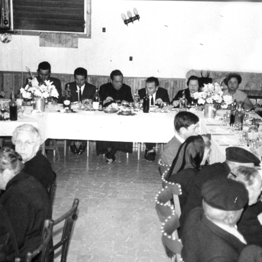 Homenatge a la vellesa, dinar de germaner a Can Pons. A la presidència de l'acte es pot reconèixer a l'alcalde Salvador Rovira, Mn Francesc Berga, Bartomeu Comas delegat de la Caixa, Felicitat Llirinós, Àngela Reyner, Germiniano Lòzar, Miquel Coll de la comissió organitzadora.
