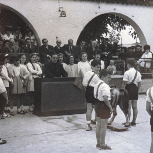 Festa d'homenatge a la vellesa a la Pista Jardí. El Sr. rector Mn Francesc Berga dirigint la representació de 