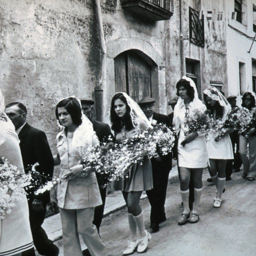 Festa d'homenatge a la vellesa. La comitiva es dirigeix cap a la Pista Jardí on hi tenen lloc els actes d'homentage.