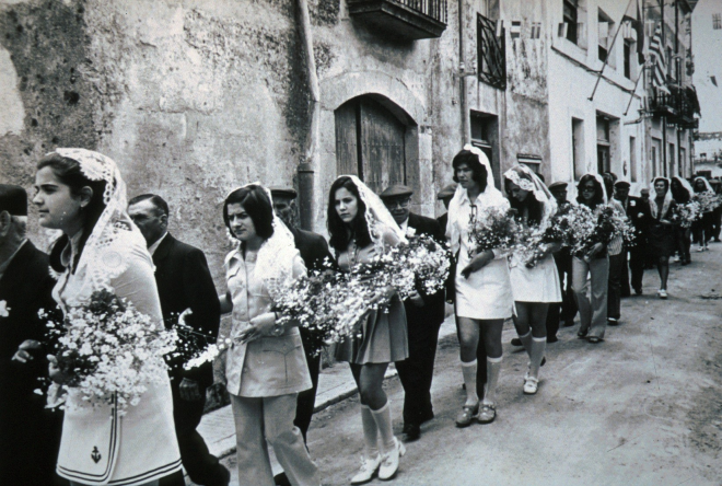 Festa d'homenatge a la vellesa. La comitiva es dirigeix cap a la Pista Jardí on hi tenen lloc els actes d'homentage.