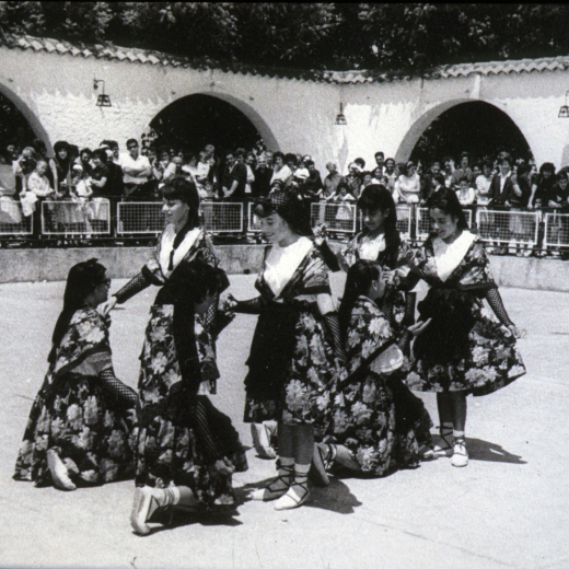 Les quatre noies de cara, d'esquerra a dreta i de davant a darrera són: Anna Guitart, Núria Rovira, Matilde Gironés i Narcisa Cursà.

Festa d'homenatge a la vellesa, grup de balls tradicionals de Maçanet.