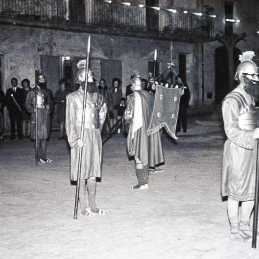 Els armats de Maçanet en la processó del Divendres Sant desfilant per la plaça de l'Església