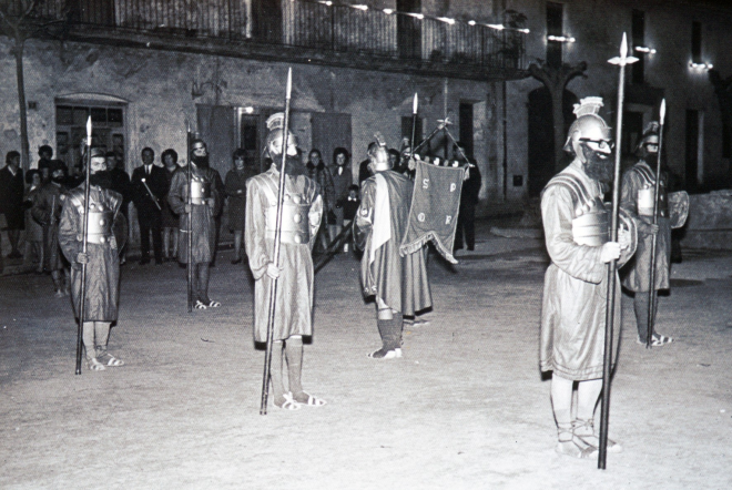 Els armats de Maçanet en la processó del Divendres Sant desfilant per la plaça de l'Església