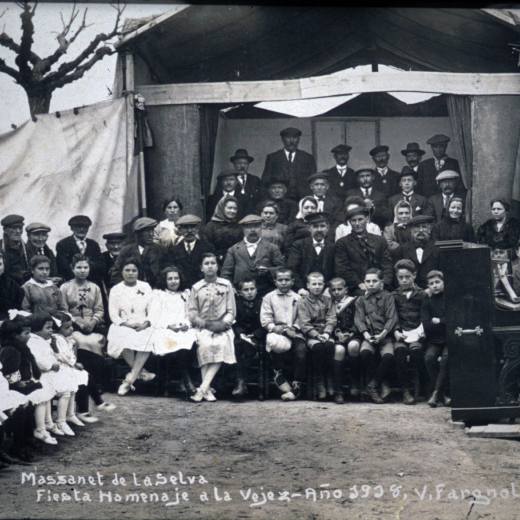 Festa d'homenatge a la vellesa l'any 1918. L'escenari amb la presidència de l'acte que es muntà a la plaça de l'Església