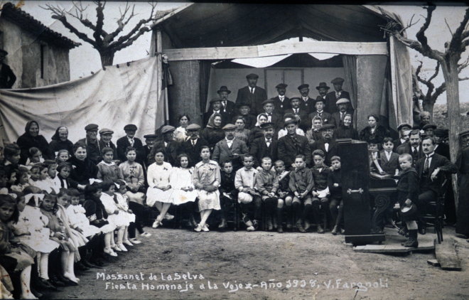 Festa d'homenatge a la vellesa l'any 1918. L'escenari amb la presidència de l'acte que es muntà a la plaça de l'Església