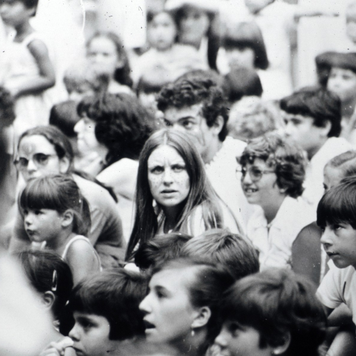 Jocs infantils a la plaça per la mainada de Maçanet l'any 1983