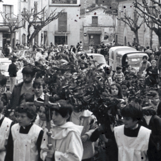 Grup d'escolans que encapálen la processó del Ram l'any 1978 a punt d'entrar a l'Església.