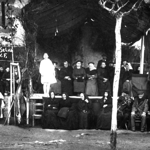 Festa d'homenatge a la vellesa l'any 1920. L'escenari a la plaça de l'Església amb una alumna dels col·legis recitant poesies.