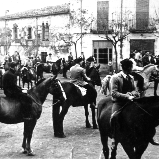 Benedicció de cavalls a la plaça de l'Església per la Festa de Sant Antoni Abat el 17 de Gener de 1953. 

A l'esquerra en Brossa (Cisquet)