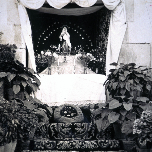Altar que tradicionalment es montava per corpus a l'entrada de la casa Can Lleuger al carrer dels Dolors.