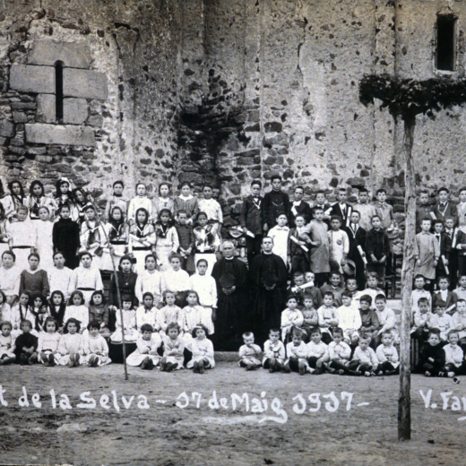 El Sr. rector Mn Joan Vicens i el Vicari de llavors, amb els nois i noies de la Comunió en una foto a la plaça de l'Església.