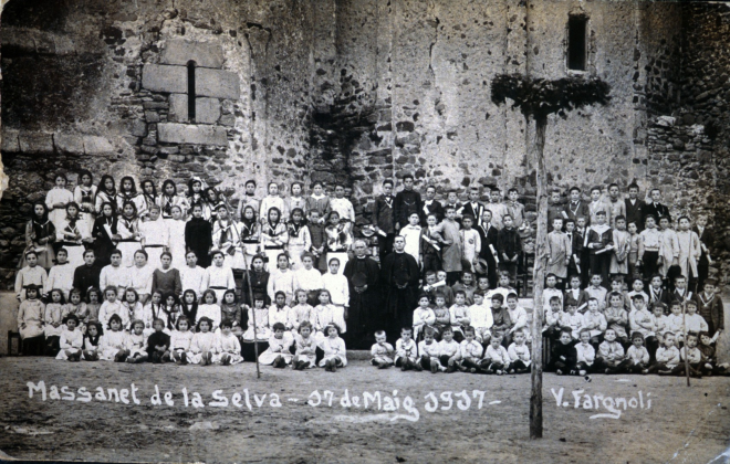 El Sr. rector Mn Joan Vicens i el Vicari de llavors, amb els nois i noies de la Comunió en una foto a la plaça de l'Església.