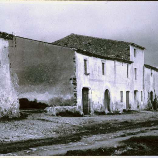 Detall del carrer dels Dolors i la capella del mateix nom, avui desapareguda. Aquestes priemres cases, Can Ferrer Villar, i Can Gagot també han desaparegut per donar pas al nou carrer Josep Pla i noves edificacions.