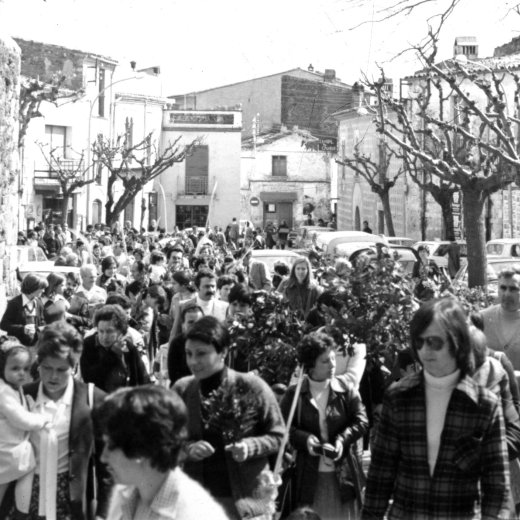 Processó del Ram a l'entrada de l'Església l'any 1978. Es reconèixen Marisol Pagès i Júlia Gironés.