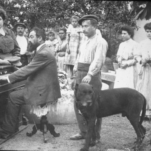 El Senyor Francesc de Trinxeria tocant l'armonium al pati-jardí de la casa pairal Can Trinxeria