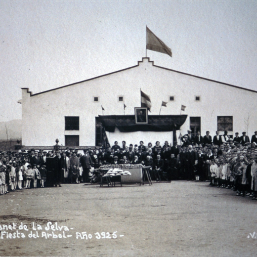 Vista general dels col·legis de Maçanet a la festa de l'arbre de l'any 1925. Ja no hi ha cap senyera catalana ja s'està en plena Dictadura de Primo de Rivera.