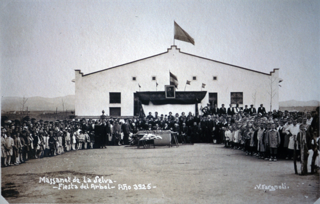 Vista general dels col·legis de Maçanet a la festa de l'arbre de l'any 1925. Ja no hi ha cap senyera catalana ja s'està en plena Dictadura de Primo de Rivera.