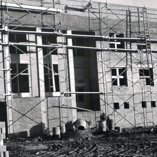 Construcció del nou grup escolar Sant Jordi a Maçanet que vingué a substituir els que es van inagurar l'any 1923