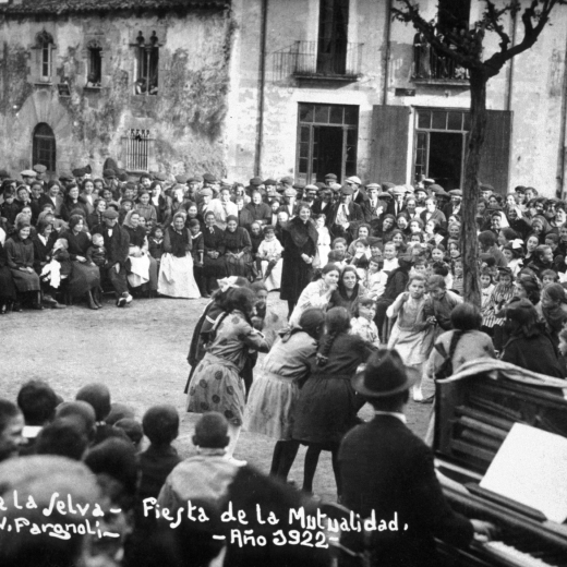 Festa de la Mutualitat l'any 1922. Les alumnes de l'escola interpretant 