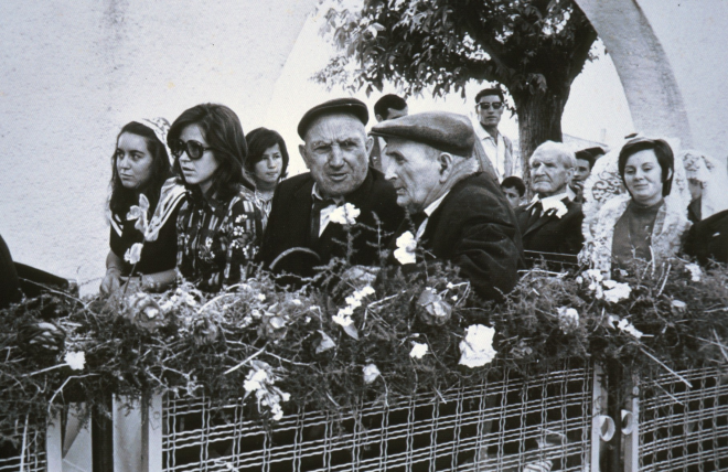 Festa d'Homenatge a la vellesa.

Tres homenatjats: Ramón Soler, Josep Roca i Joaquim Vilasseca. 

Els acompanyants són les noies Carme Roca, M Àngels Amatller i Ramona Gomez.

Al darrera, prop de l'arbre hi ha en Diego Luque.