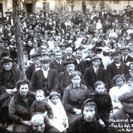 Festa d'homenatge a la Vellesa l'any 1919, a la foto s'hi pot reconèixer en primer pla a l'Assumpció Clos amb el seu fill Narcís Orench a la falda, el Sr rector Mn Joan Vicens, el secretari de l'ajuntament el Sr. Ramón Tubau, en Joan Tresich, sastre i pianista,... i també l'Encarnació Aregay, mare d'en Josep Juanola