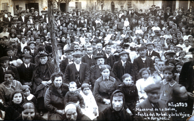 Festa d'homenatge a la Vellesa l'any 1919, a la foto s'hi pot reconèixer en primer pla a l'Assumpció Clos amb el seu fill Narcís Orench a la falda, el Sr rector Mn Joan Vicens, el secretari de l'ajuntament el Sr. Ramón Tubau, en Joan Tresich, sastre i pianista,... i també l'Encarnació Aregay, mare d'en Josep Juanola