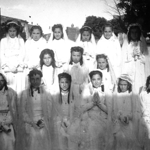 El rector Mn Josep Planells amb un grup de noies de la comunió solemne.

D'esquerra a dreta: Maria Panosa, Concepció Serra, Rosa Roca, Dolors Surís, Rosa Serra, Mercé Call, Maria Murgadella, Maria Amatller, Maria Gener.

A baix: Carme Prats, Ramona Rovira, Paquita Pujol, Maria Miquel, Montserrat Colomer i Maria Soler