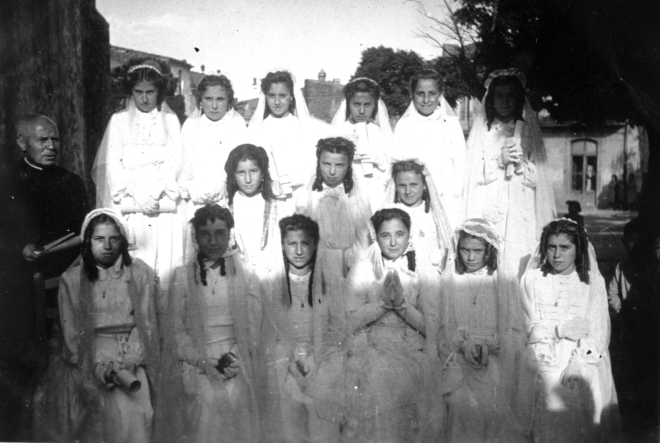 El rector Mn Josep Planells amb un grup de noies de la comunió solemne.

D'esquerra a dreta: Maria Panosa, Concepció Serra, Rosa Roca, Dolors Surís, Rosa Serra, Mercé Call, Maria Murgadella, Maria Amatller, Maria Gener.

A baix: Carme Prats, Ramona Rovira, Paquita Pujol, Maria Miquel, Montserrat Colomer i Maria Soler
