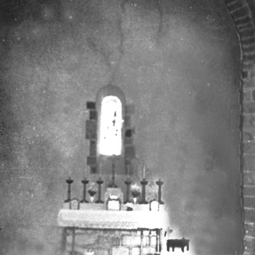 L'altar major de l'Església parroquial acondicionat per celebrar missa després de l'incendi de l'any 1936 per la Guerra Civil