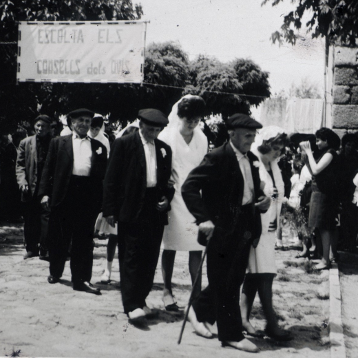 La comitiva d'avis homenatjats amb els seus acompanyants a la sortida de l'Església parroquial