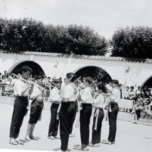 Grup de nois del ball de bastons de Maçanet abans d'una actuació a la Pista Jardí amb motiu de la Festa d'homenatge a la vellesa.