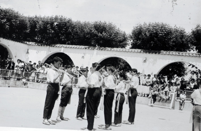 Grup de nois del ball de bastons de Maçanet abans d'una actuació a la Pista Jardí amb motiu de la Festa d'homenatge a la vellesa.