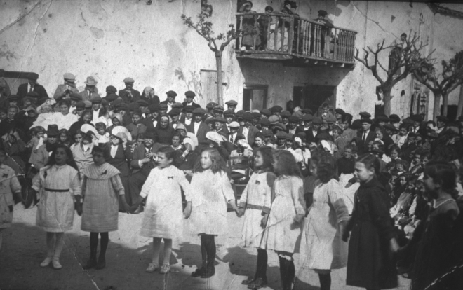 Festa de l'arbre a la plaça de l'Església.

En primer terme unes alumnes preparant una dansa