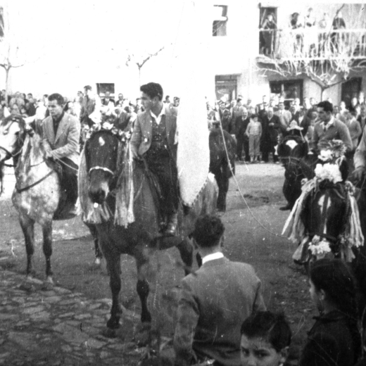 Benedicció de cavalls a la plaça per la festa de Sant Antoni Abat, l'any 1953.

L'abanderat Rafel Bagot i els cordonistes Pere Barceló i Narcís Codina.